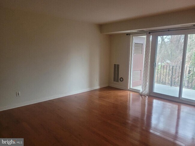 Building Photo - 3846 Lyndhurst Dr