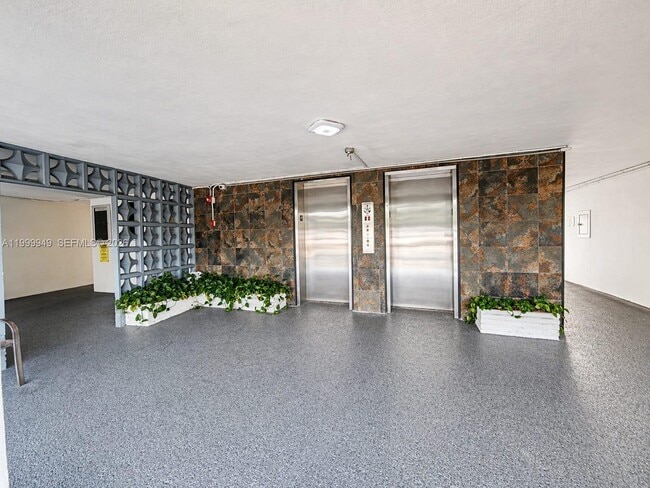 Building Photo - 950 Hillcrest Dr