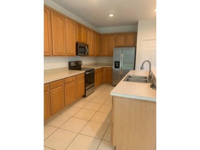 Foto del edificio - 4 b 2.5 b House w 2 car garage in Speing Isle