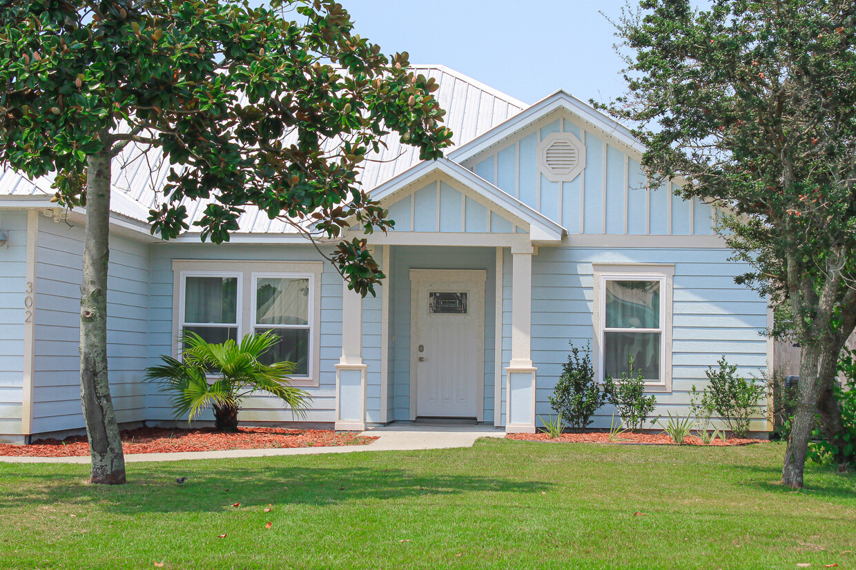 Primary Photo - 302 Lantana St