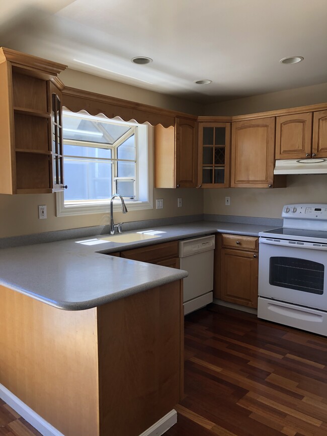 Building Photo - 3555 Northwood Dr
