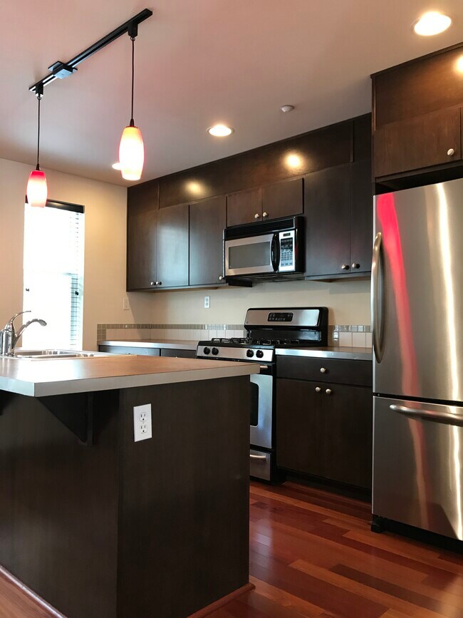 Building Photo - 834 N 145th Ln