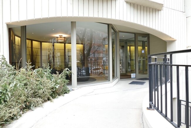 Building Photo - 1340 N Dearborn St