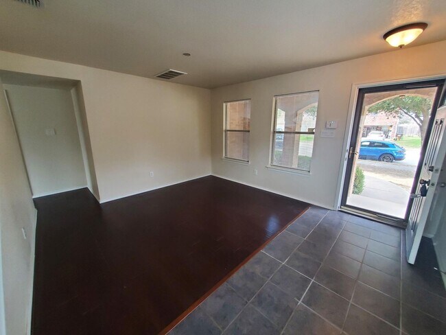 Building Photo - 10132 Villa Del Lago
