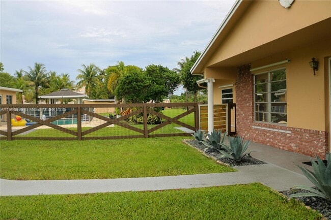 Building Photo - 4725 SW 109th Terrace