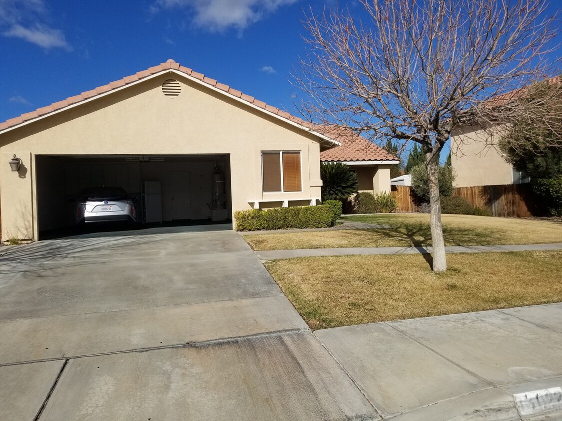 Foto principal - Beautiful Ridgecrest Home, 3 Bedroom + Bon...