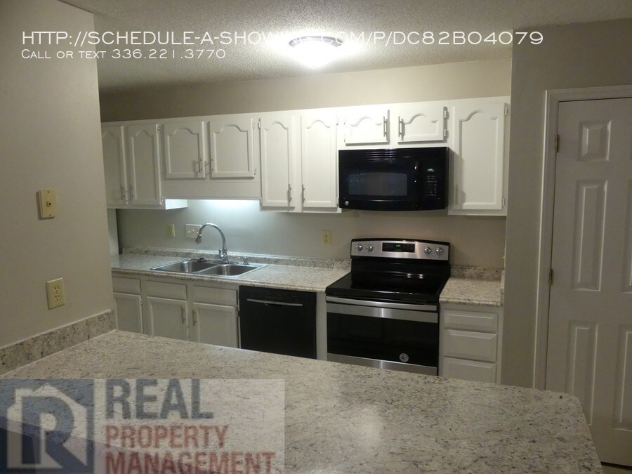 Primary Photo - 5930 W Friendly Ave