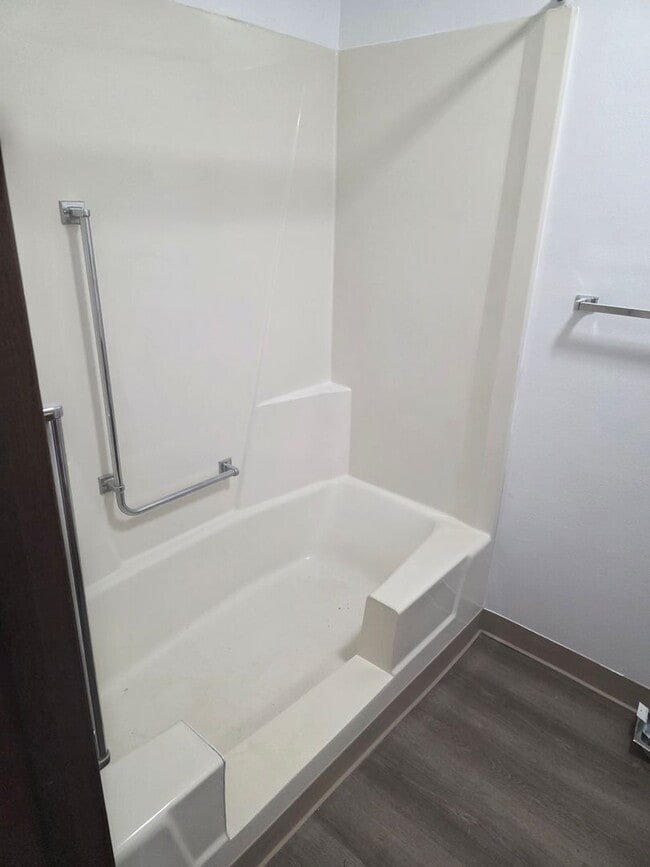 Building Photo - 1409 Belle Plaine