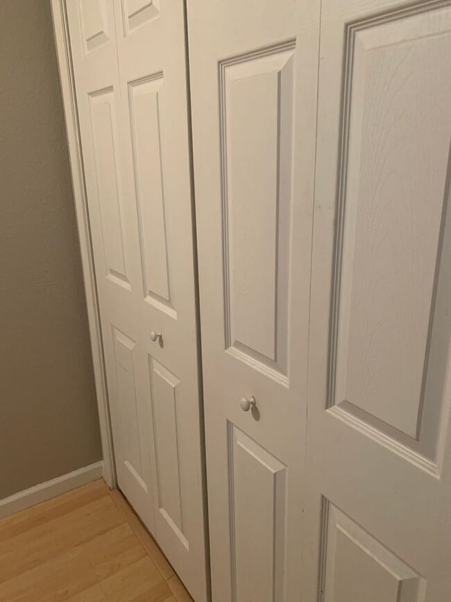 Building Photo - Beautiful Move in Ready 3 bedroom 2 bath home in Established neighborhood