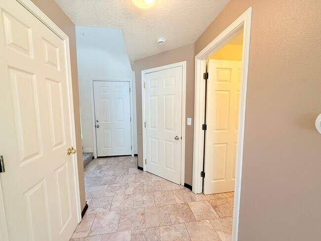 Building Photo - Beautiful 3 Bedroom Beaverton Home with Ne...