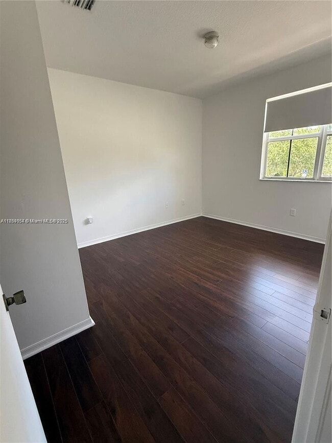 Building Photo - 906 SW 143rd Ave