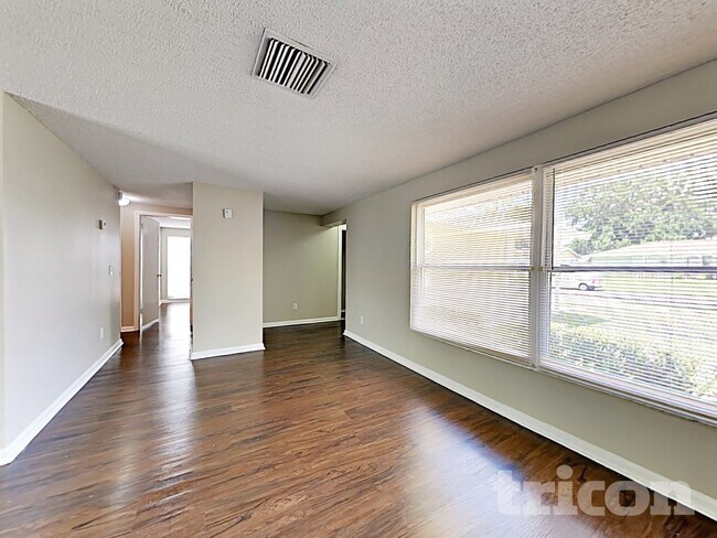 Foto del edificio - 8508 Woodhurst Dr