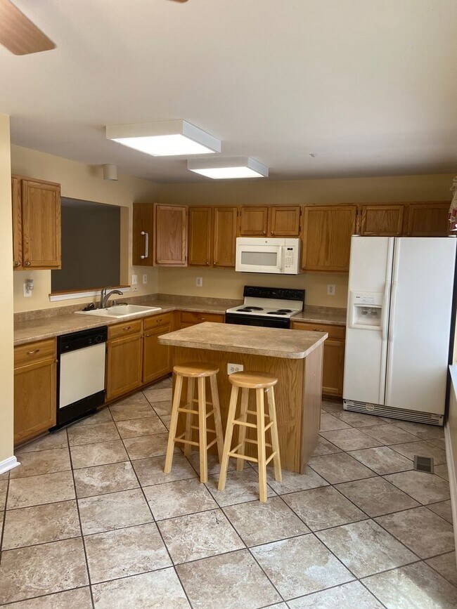 Foto del edificio - Charming 3 Bedroom/2 Full Bath/2 Half Bath Townhome in Constant Friendship, MD!