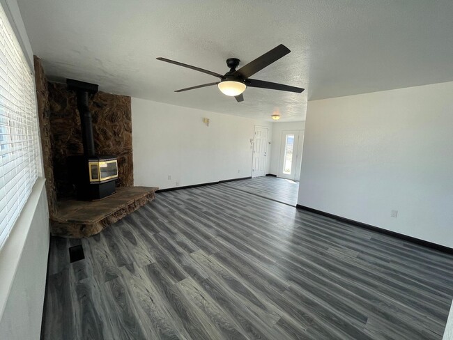 Building Photo - Newly remodeled Carson City home