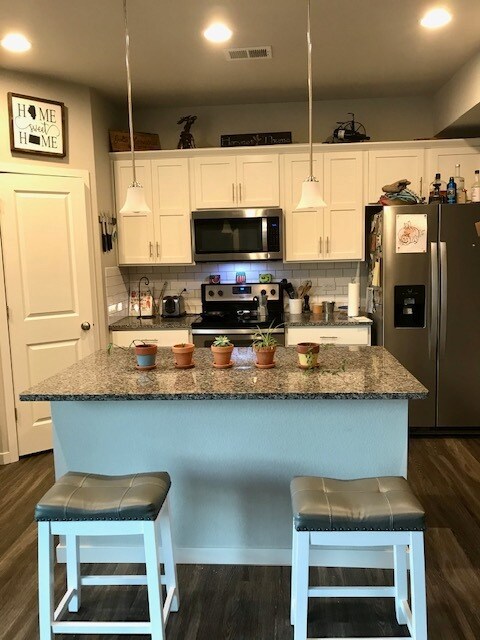 Large island, new appliances, granite counter tops and walk in pantry - 433 Stout St