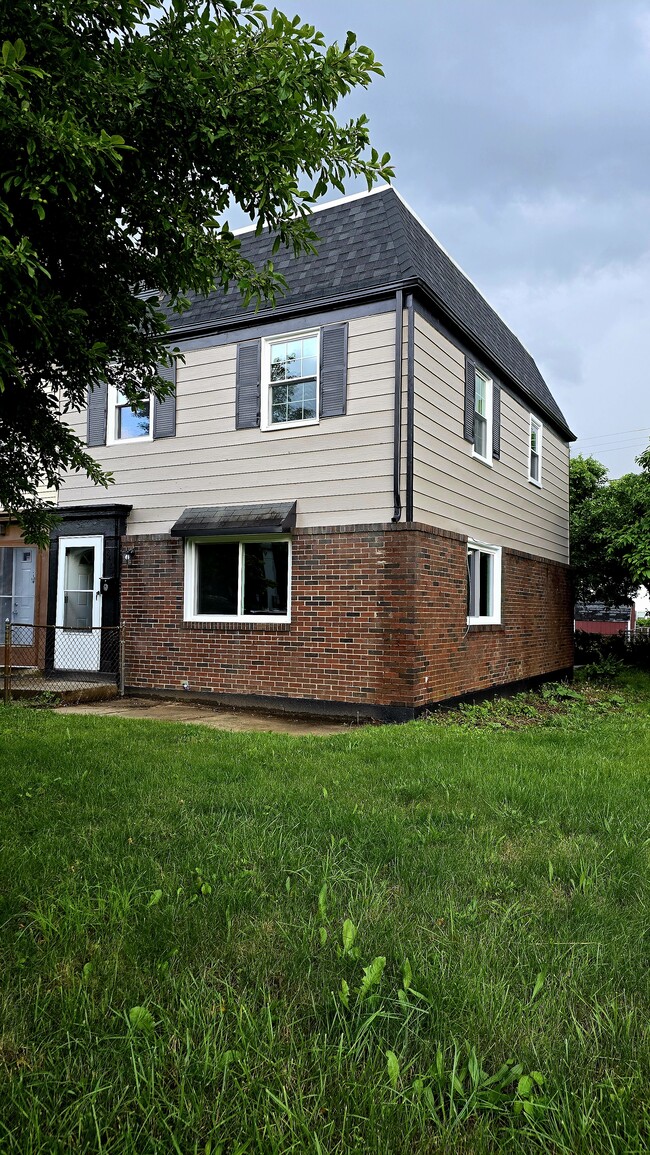 Building Photo - 2423 Bloomsdale Rd