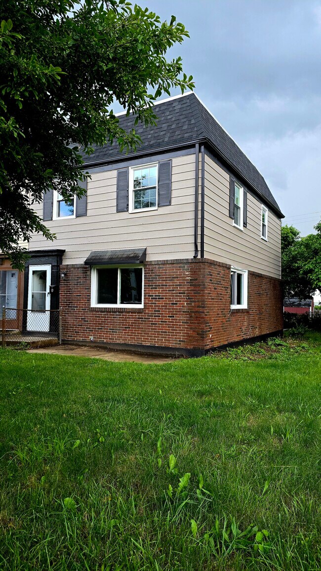 Foto del edificio - 2423 Bloomsdale Rd