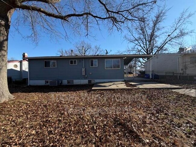 Foto del edificio - 1665 Queens Dr