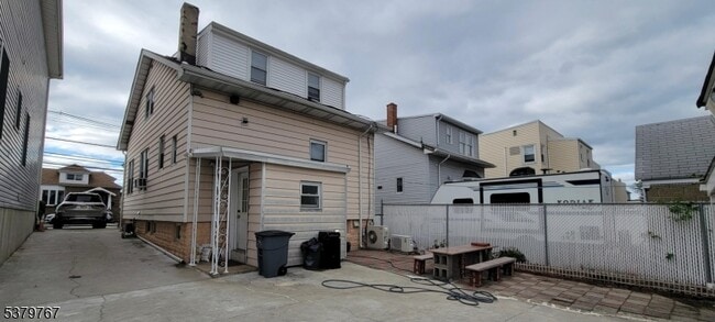 Building Photo - 712 5th St