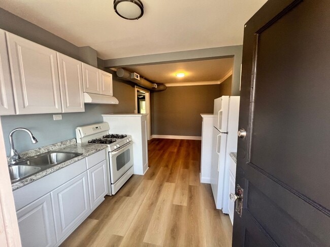 Building Photo - 3023 W 58th St