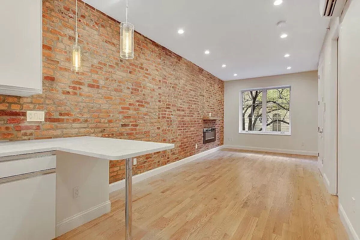 Primary Photo - 341 West 48th Street