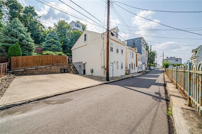 Building Photo - 2737 Shelly St