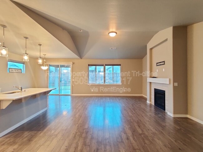 Building Photo - 8817 Grandview Dr