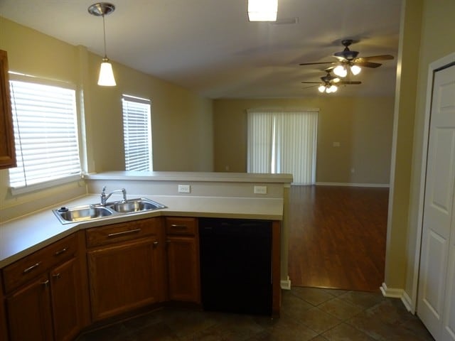 Foto del edificio - 1643 Hawkins Cove Dr E