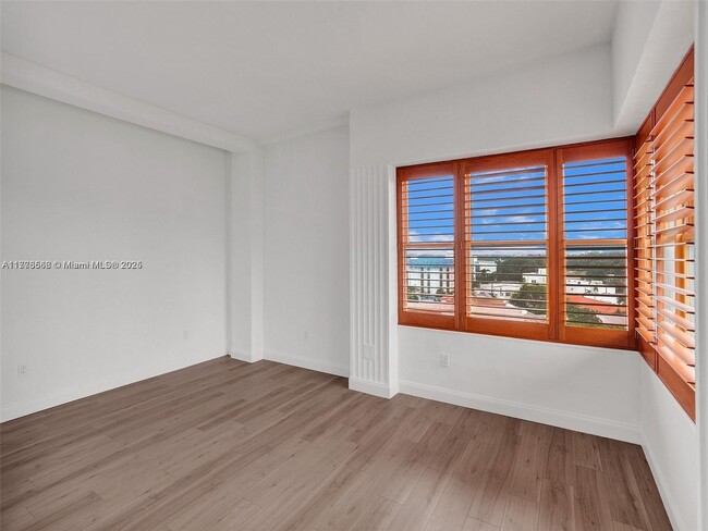 Building Photo - 2421 Lake Pancoast Dr