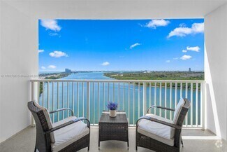 Building Photo - 300 Bayview Dr