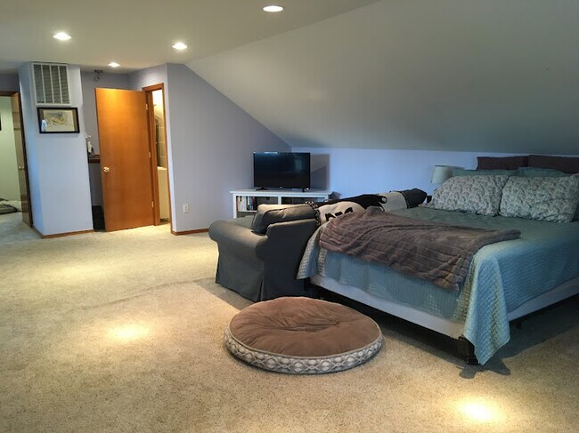 Top floor master suite - 1501 S L St