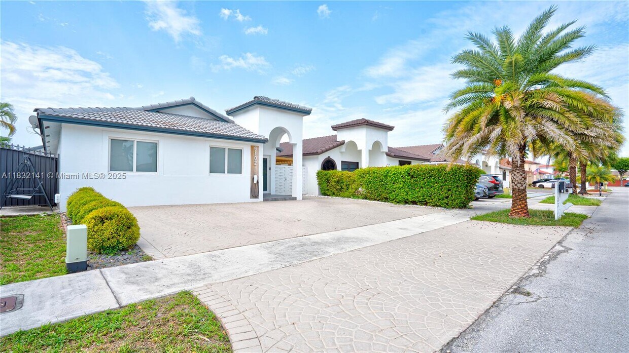 Foto principal - 9102 NW 112th St