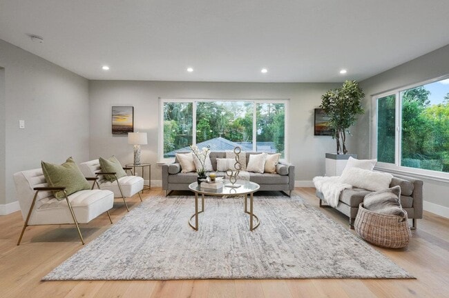 Building Photo - 1560 Alturas Dr