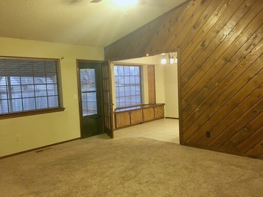 Building Photo - Granite! Fireplace! Bay Window!