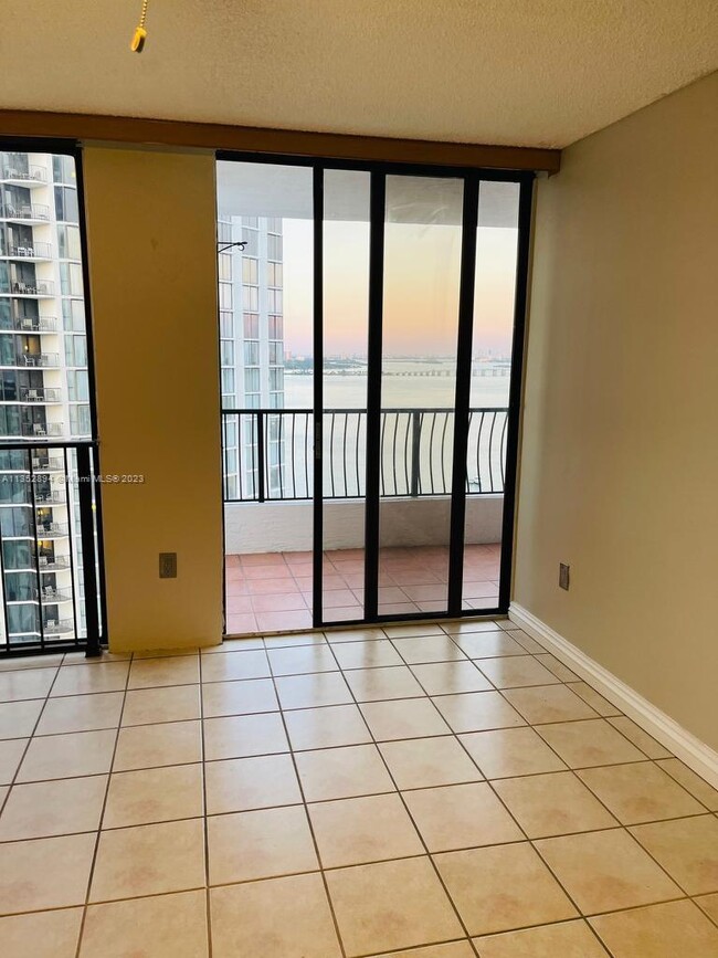 Foto del edificio - 555 NE 15th St