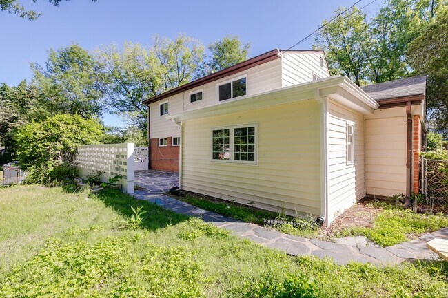 Foto del edificio - Charming 4-bedroom, 2-bath home available ...