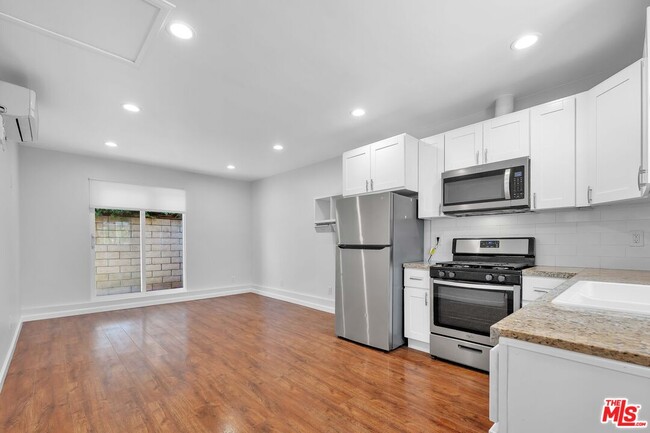 Foto del edificio - 7529 Oakdale Ave
