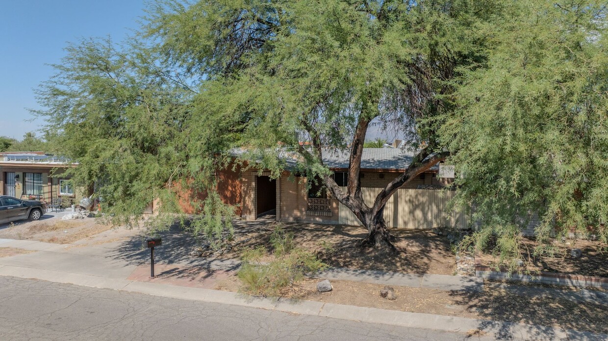 Foto principal - Eastside Spanish Style Home w/ Pool