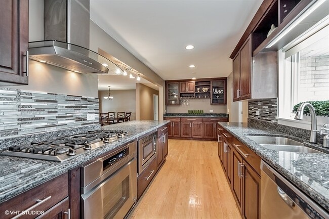 Foto del edificio - 2313 Robincrest Ln