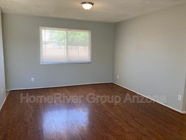 Building Photo - 3920 W Solano Dr N