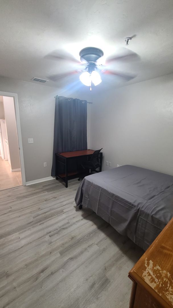 Building Photo - Room for rent, fully updated unit, great l...