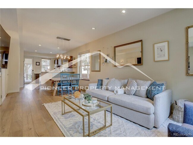 Foto del edificio - Stunning Home with Central AC and Fenced Yard