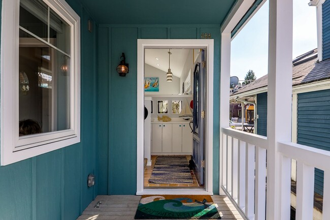 Foto del edificio - Portage Bay Floating Home