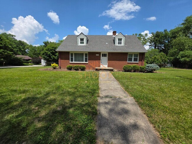 Foto del edificio - GORGEOUS ALL BRICK HOME CLOSE TO CAMPUS