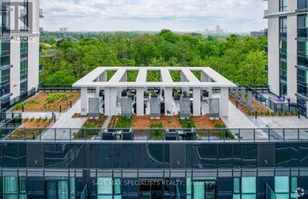 Building Photo - 204 Burnhamthorpe Rd E