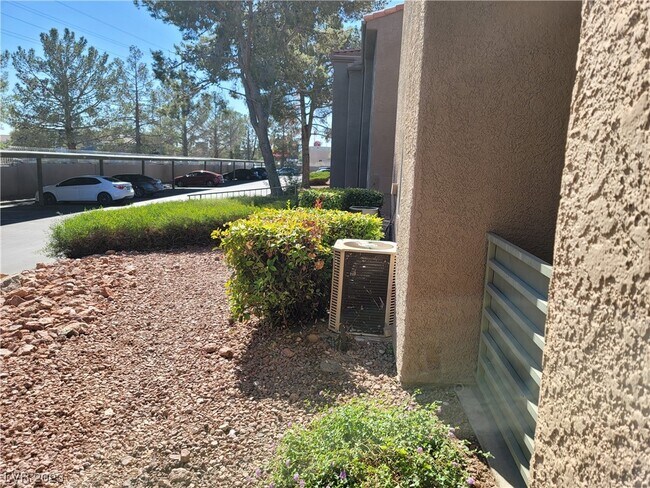 Foto del edificio - 2121 Blue Breeze Dr
