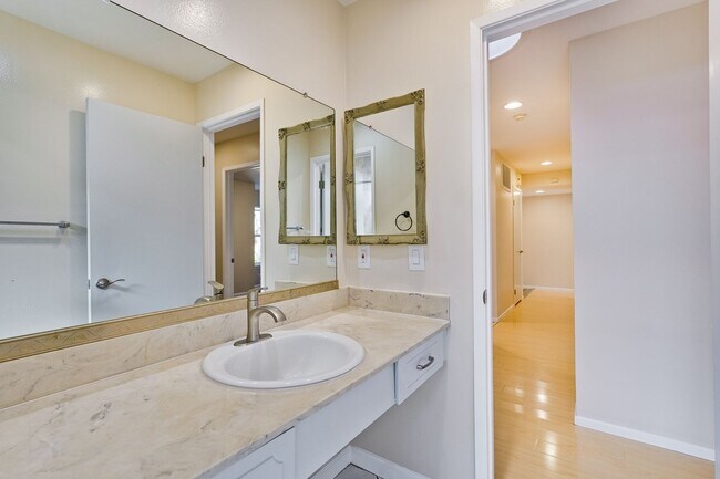 Foto del edificio - Charming 1,780 Sq Ft 4 bedroom 2 bath home in South San Jose