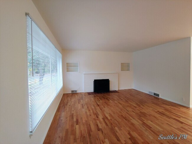 Foto del edificio - Beautifully Updated 4 Bedroom Home in Sherdian Beach- Includes Beach Club Access