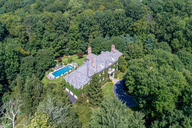 Foto del edificio - 124 Lukes Wood Rd