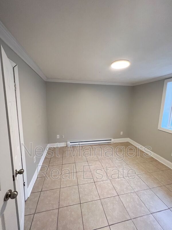 Building Photo - 1217 Pineview St